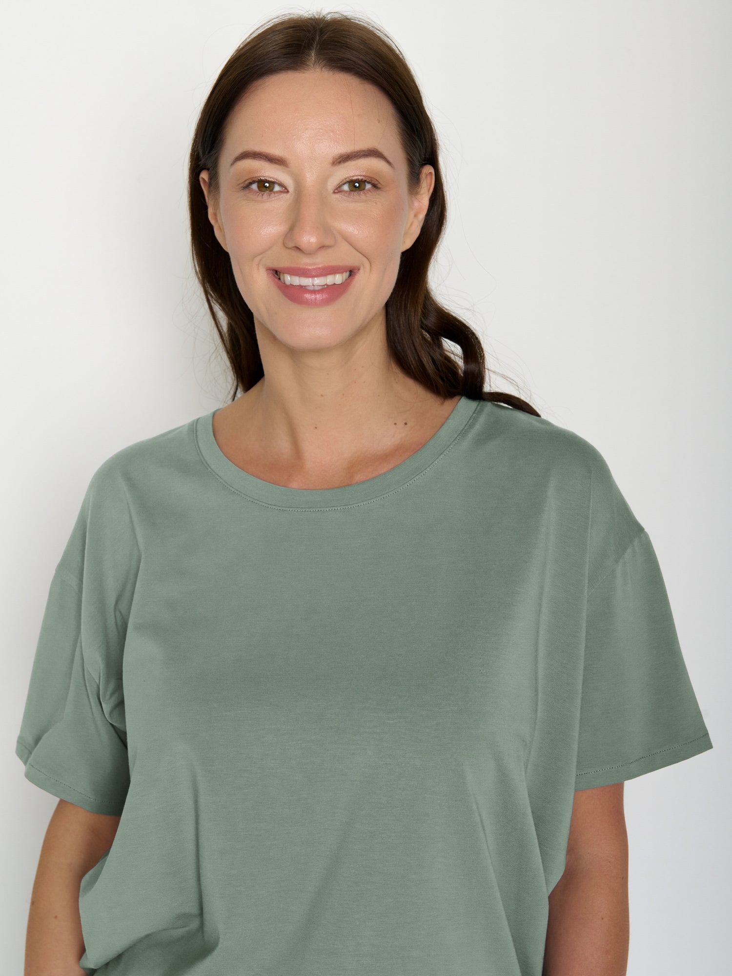 Pale Green: Lässiges T-Shirt aus Bio-Baumwoll-Mix für Damen [22158]