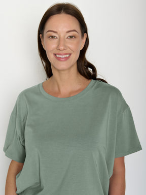 Pale Green: Lässiges T-Shirt aus Bio-Baumwoll-Mix für Damen [22158]