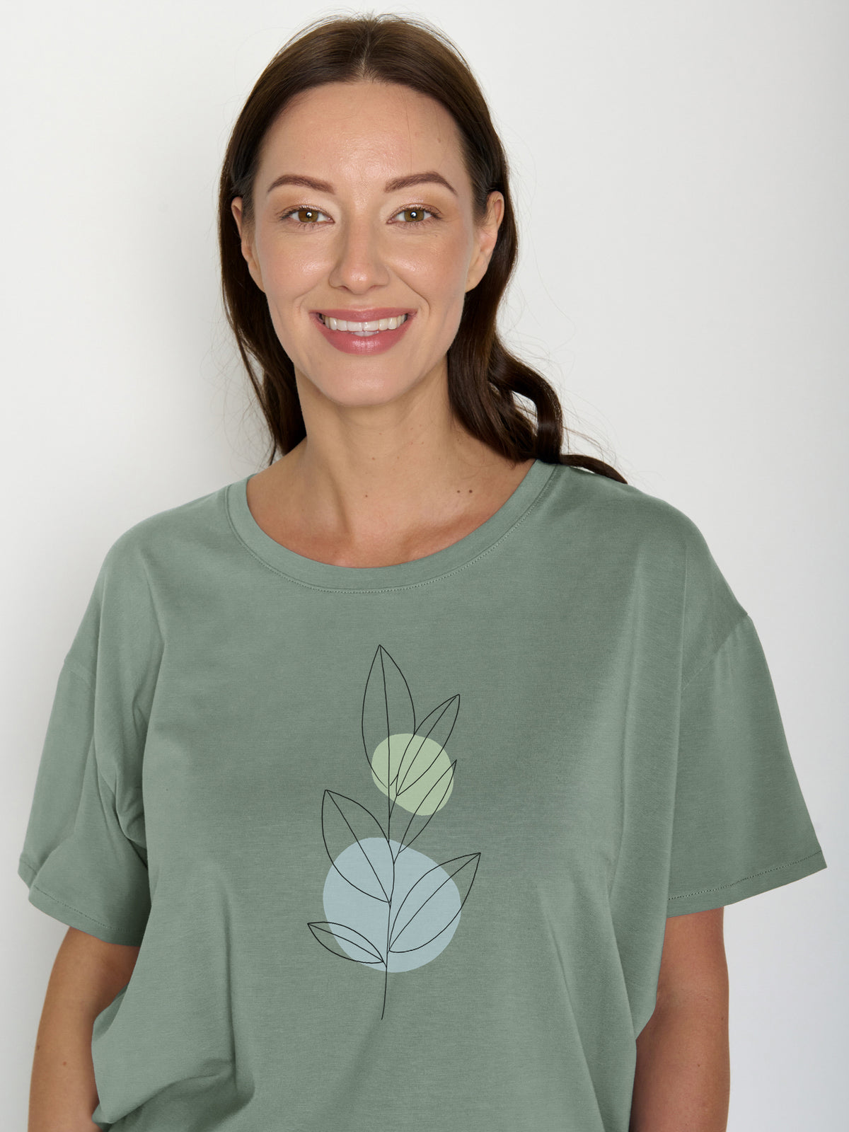 Pale Green: Lässiges T-Shirt aus Bio-Baumwoll-Mix für Damen [22240]