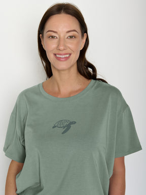 Pale Green: Lässiges T-Shirt aus Bio-Baumwoll-Mix für Damen [22348]