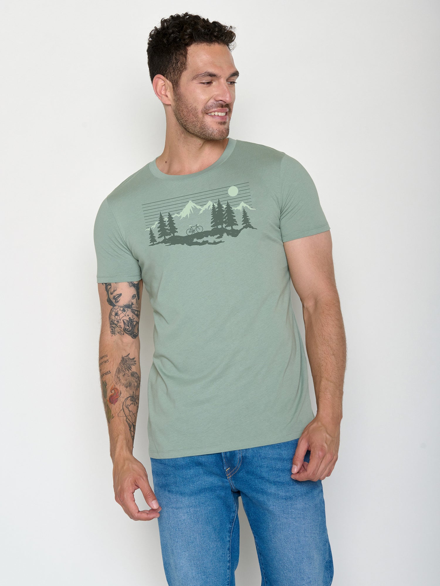 Soft Sage: Sportliches T-Shirt aus Bio-Baumwolle für Herren [22411]
