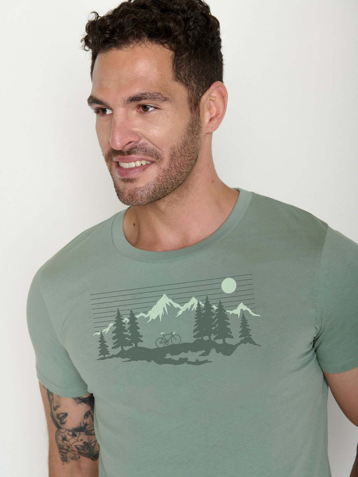 Soft Sage: Sportliches T-Shirt aus Bio-Baumwolle für Herren [22412]