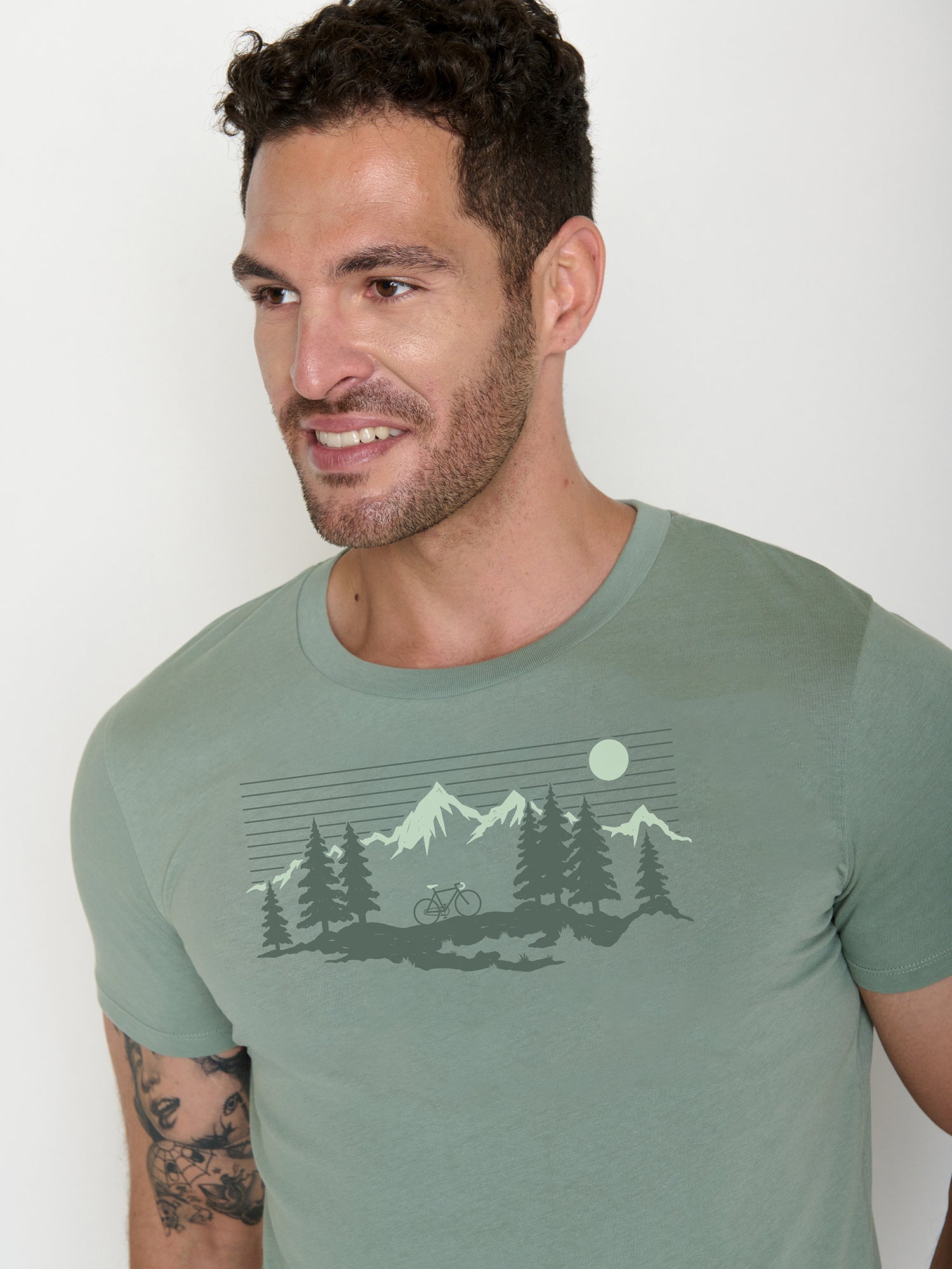 Soft Sage: Sportliches T-Shirt aus Bio-Baumwolle für Herren [22412]