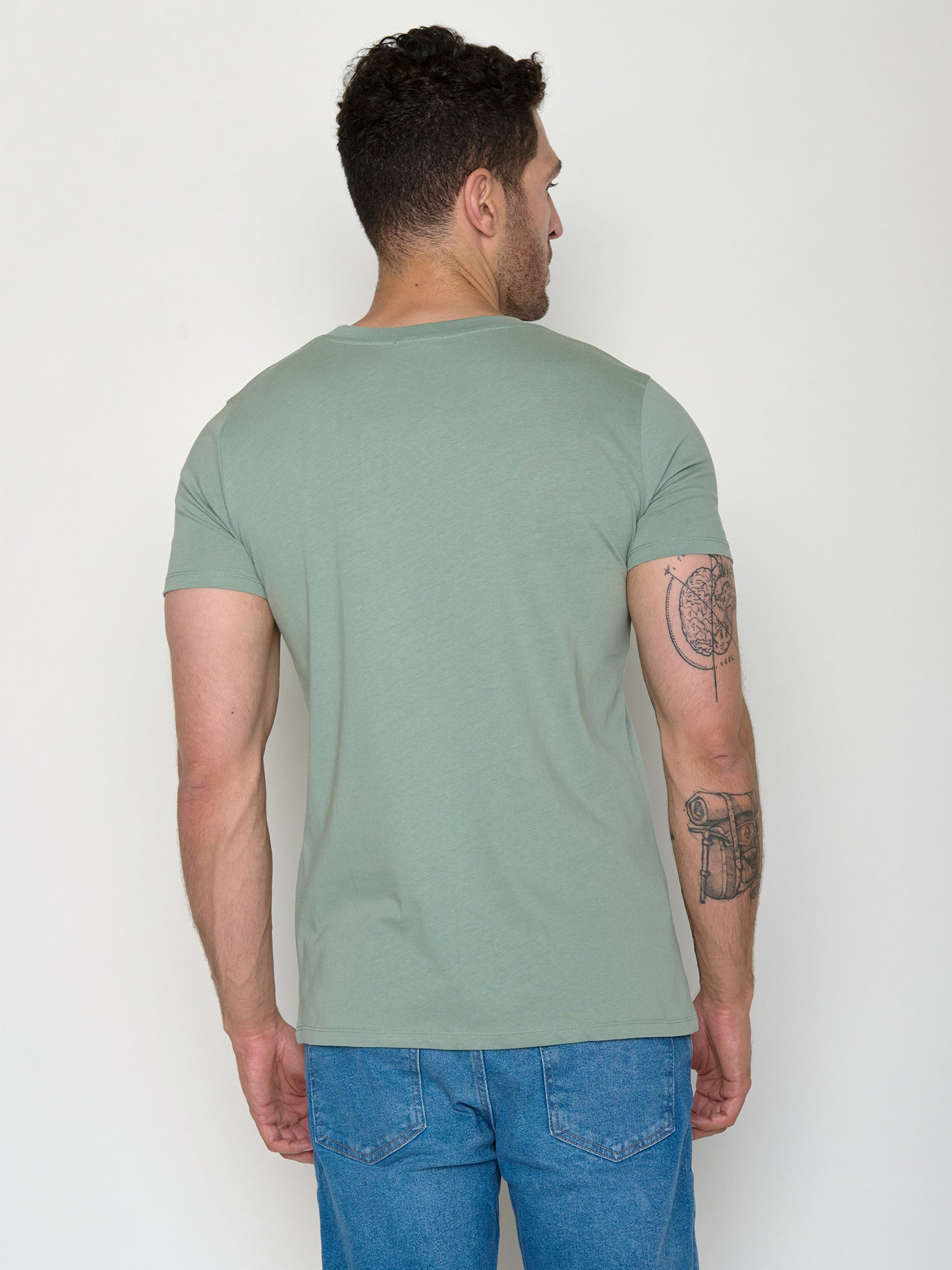 Soft Sage: Sportliches T-Shirt aus Bio-Baumwolle für Herren [22414]