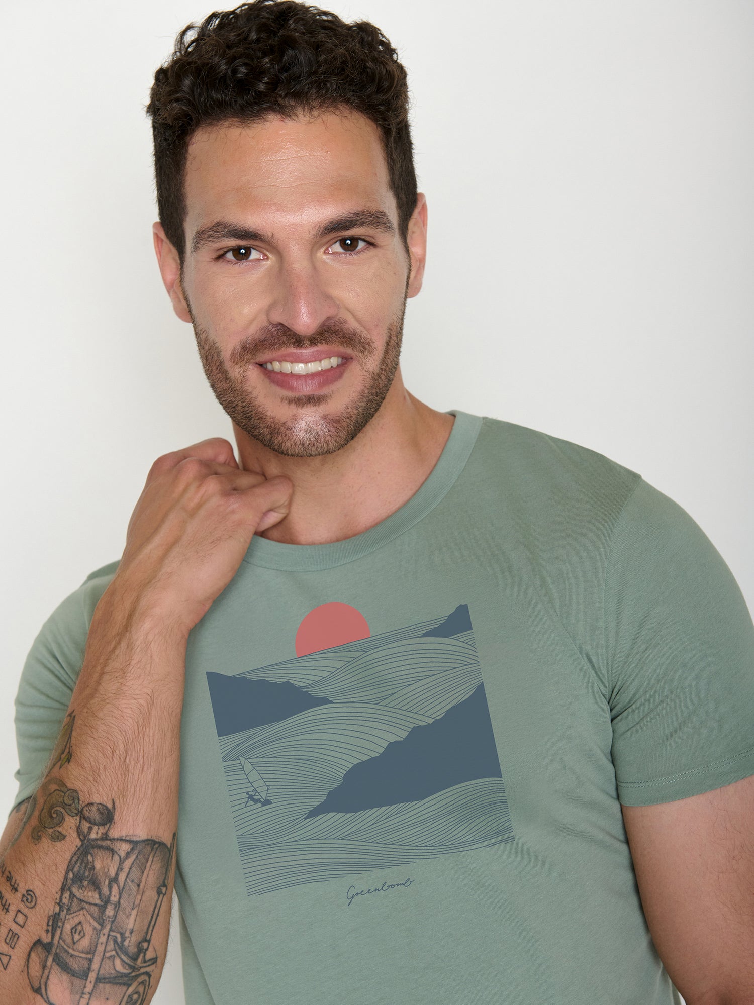 Soft Sage: Sportliches T-Shirt aus Bio-Baumwolle für Herren [22450]