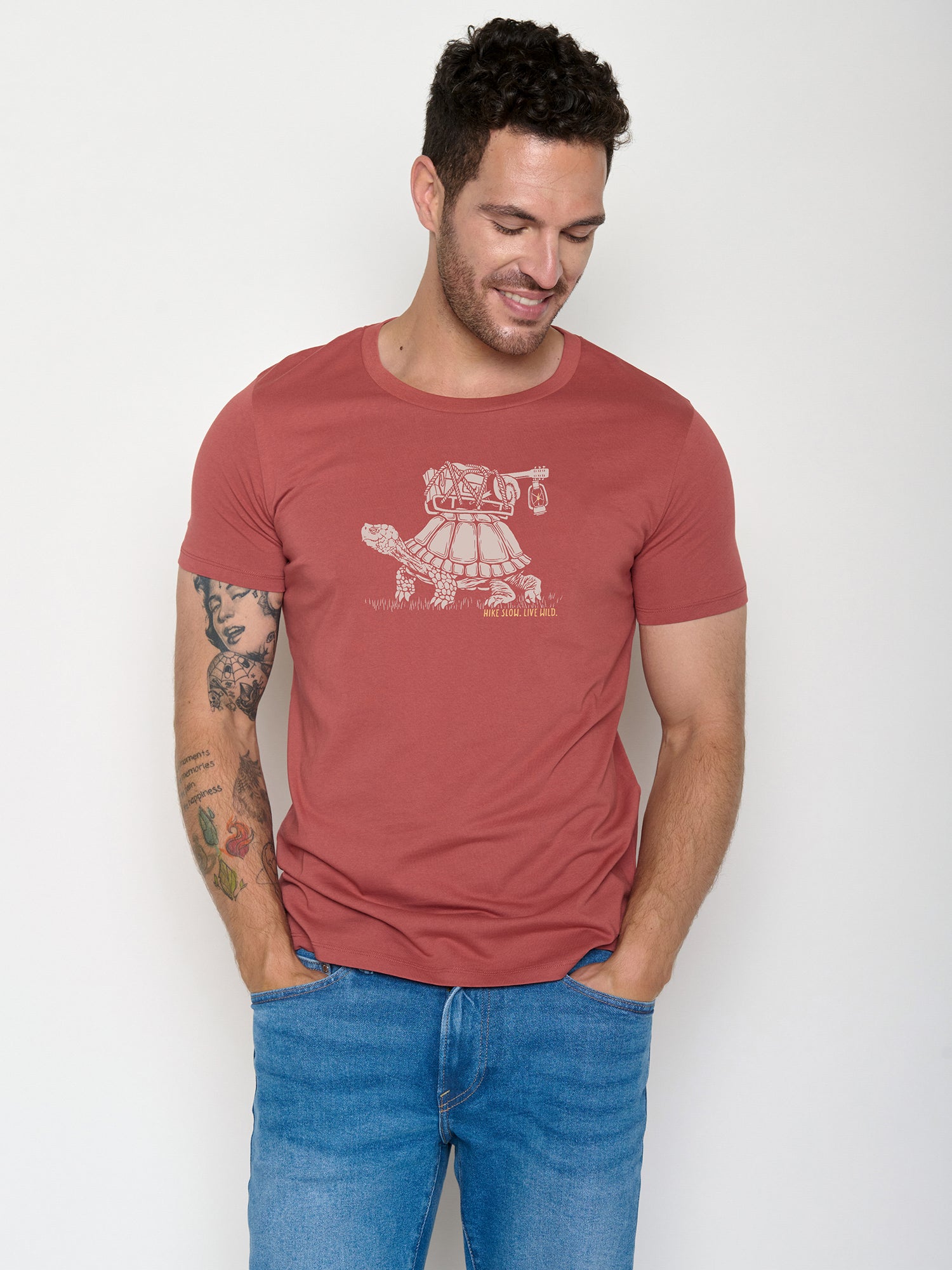 Sunset Red: Sportliches T-Shirt aus Bio-Baumwolle für Herren [22461]