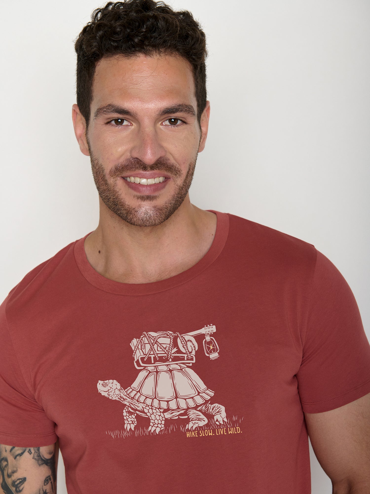 Sunset Red: Sportliches T-Shirt aus Bio-Baumwolle für Herren [22462]