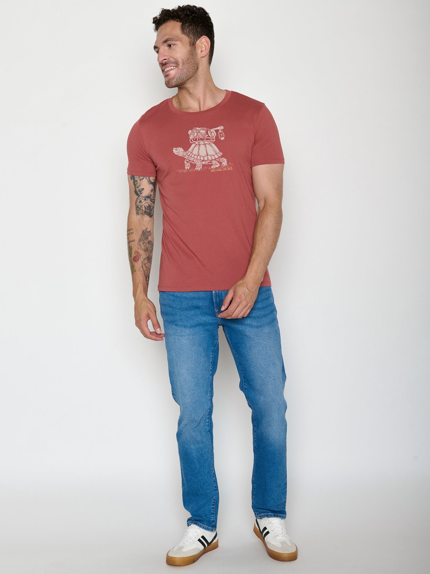 Sunset Red: Sportliches T-Shirt aus Bio-Baumwolle für Herren [22463]