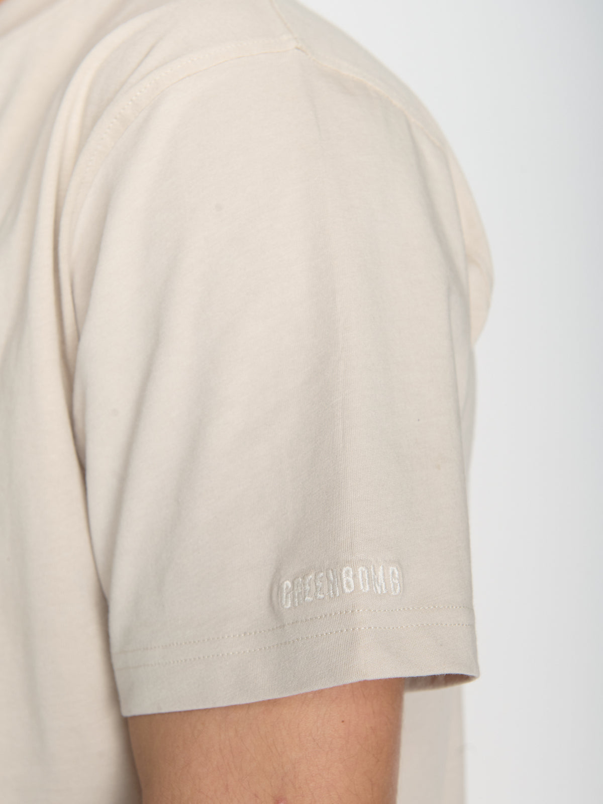 Off White: Lässiges T-Shirt aus Bio-Baumwolle für Herren [22769]