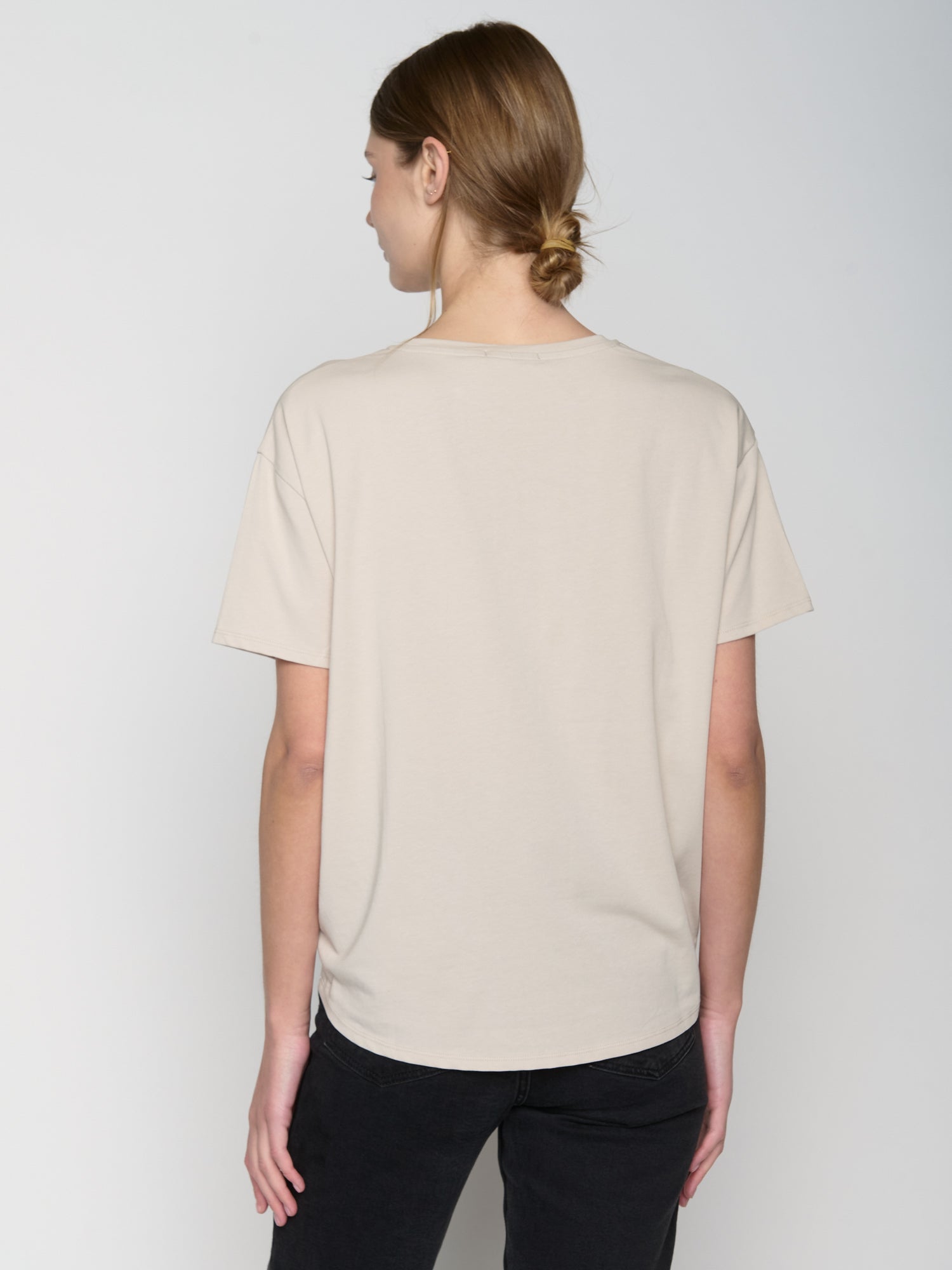 Off White: Lässiges T-Shirt aus Bio-Baumwoll-Mix für Damen [22838]