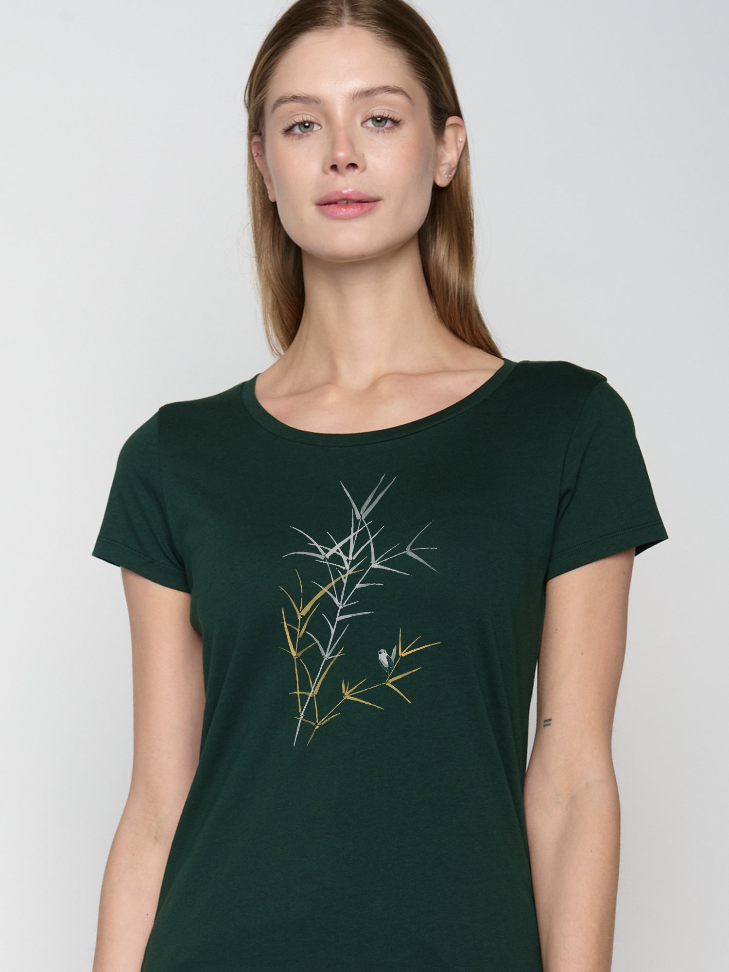 Dark Forest: Lässiges T-Shirt aus Bio-Baumwolle für Damen [22903]