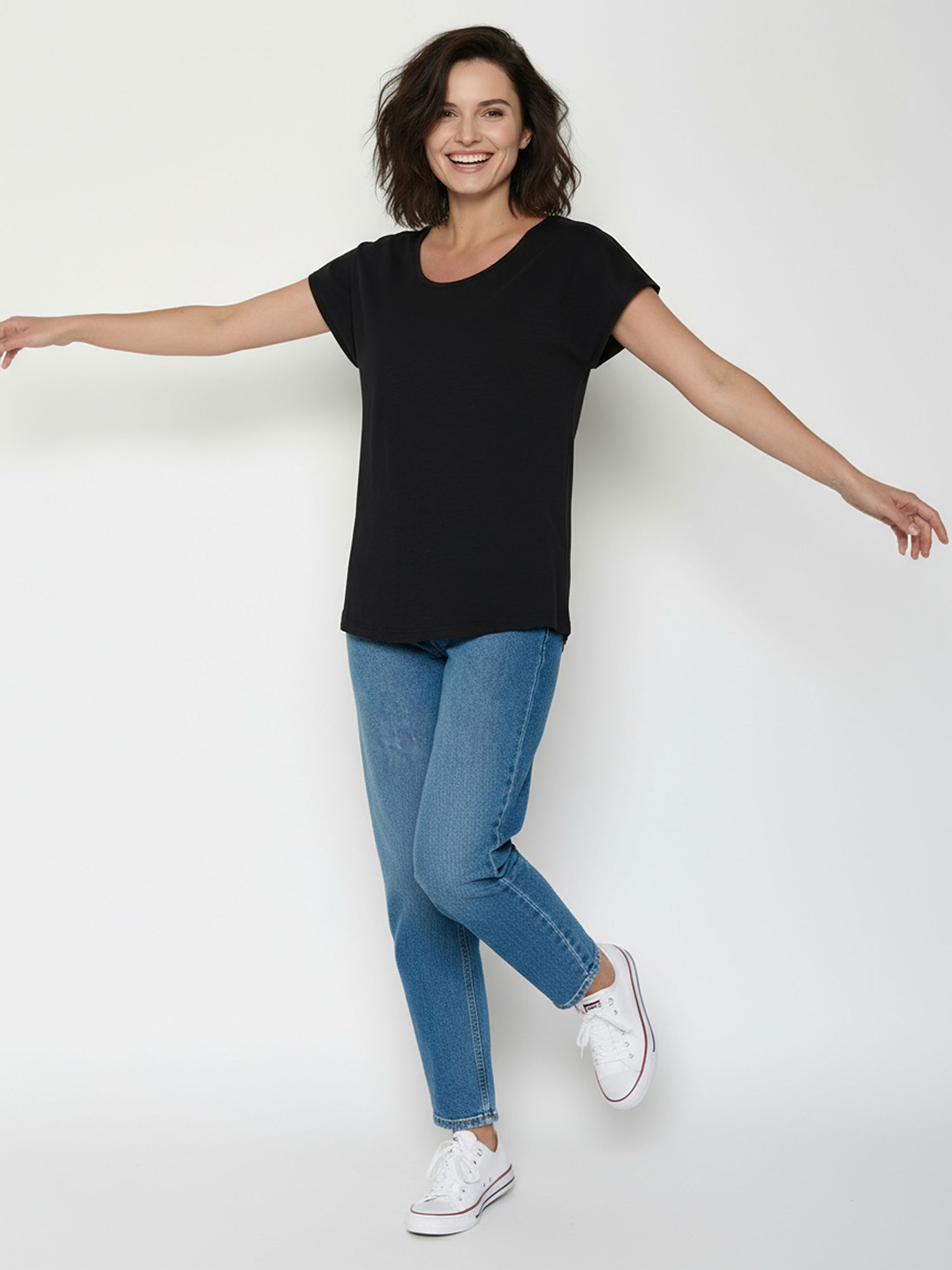 Black: Lässiges T-Shirt aus Bio-Baumwolle für Damen [24836]