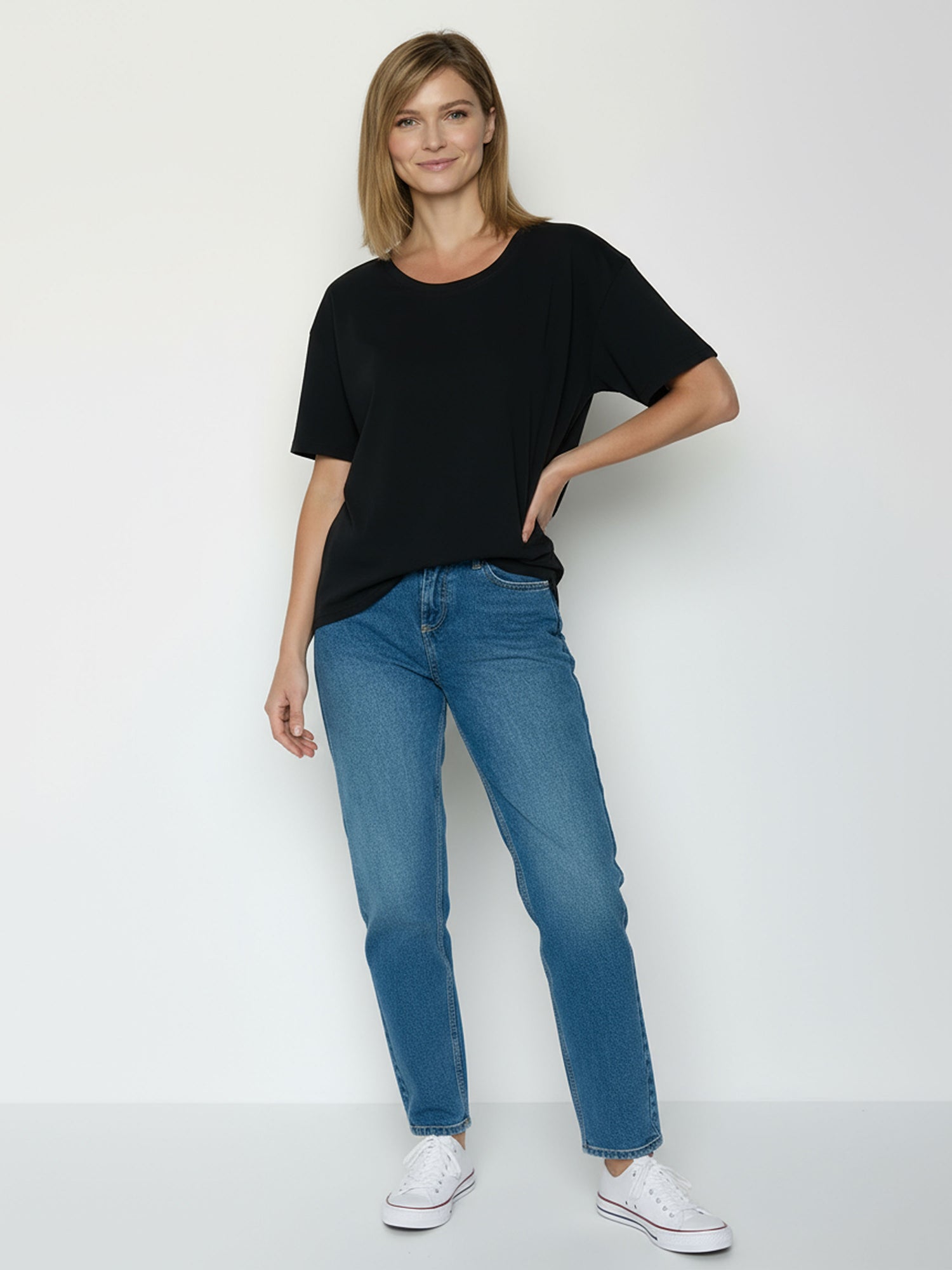 Black: Lässiges T-Shirt aus Bio-Baumwoll-Mix für Damen [24846]