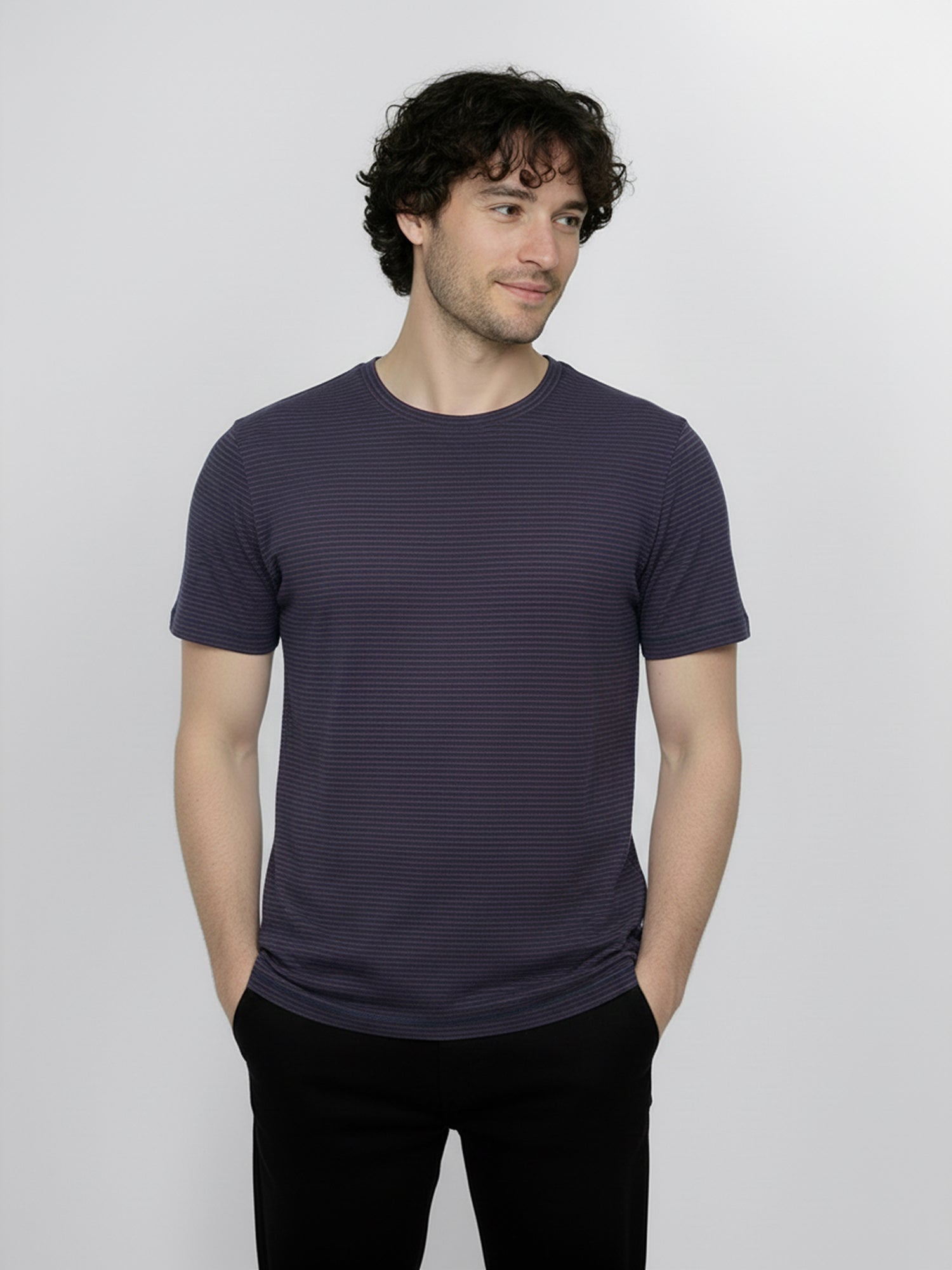 Purple Blue Stripes: Sportliches T-Shirt aus Bio-Baumwolle für Herren [25231]