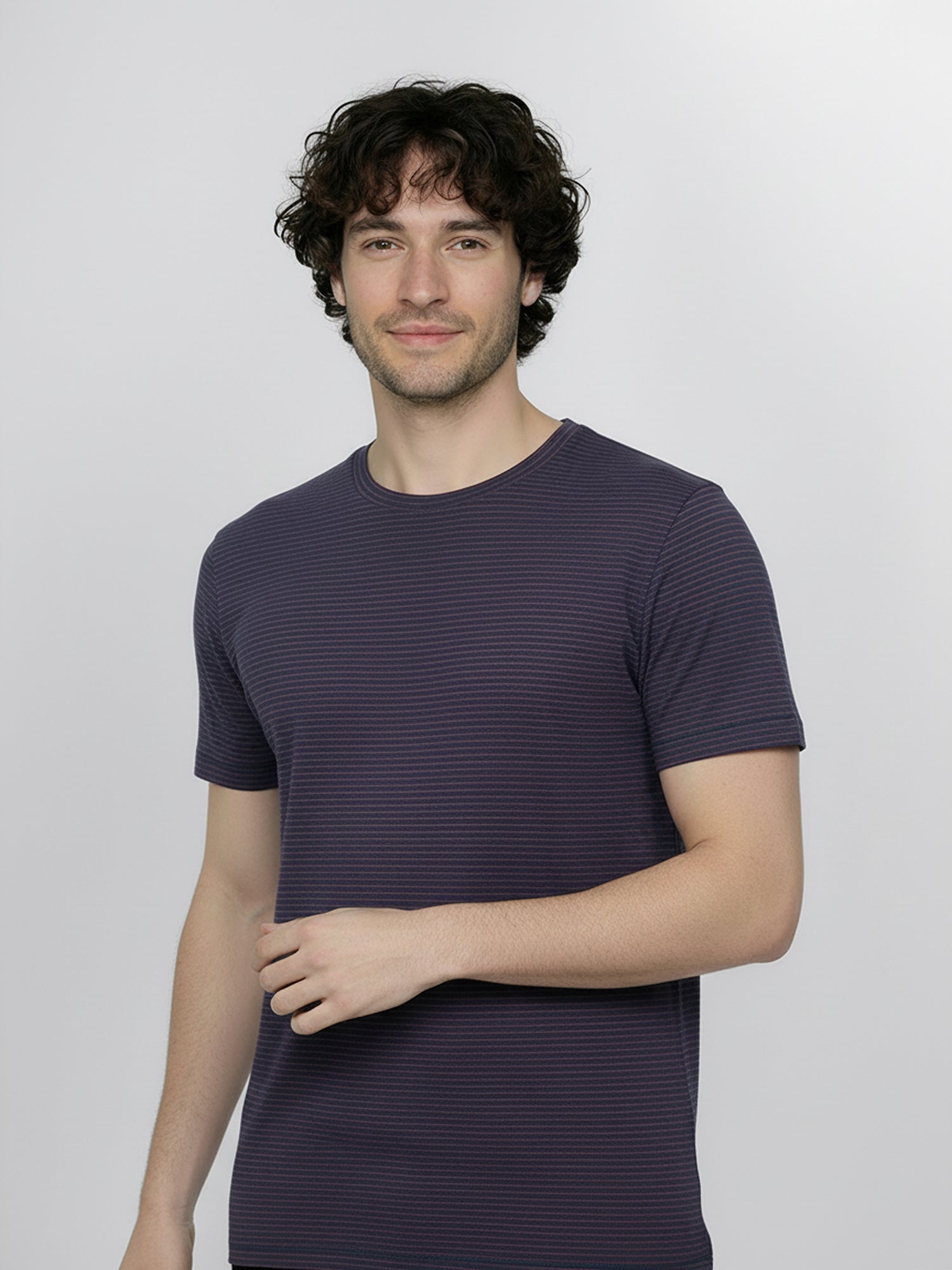 Purple Blue Stripes: Sportliches T-Shirt aus Bio-Baumwolle für Herren [25232]