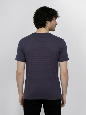 Purple Blue Stripes: Sportliches T-Shirt aus Bio-Baumwolle für Herren [25234]