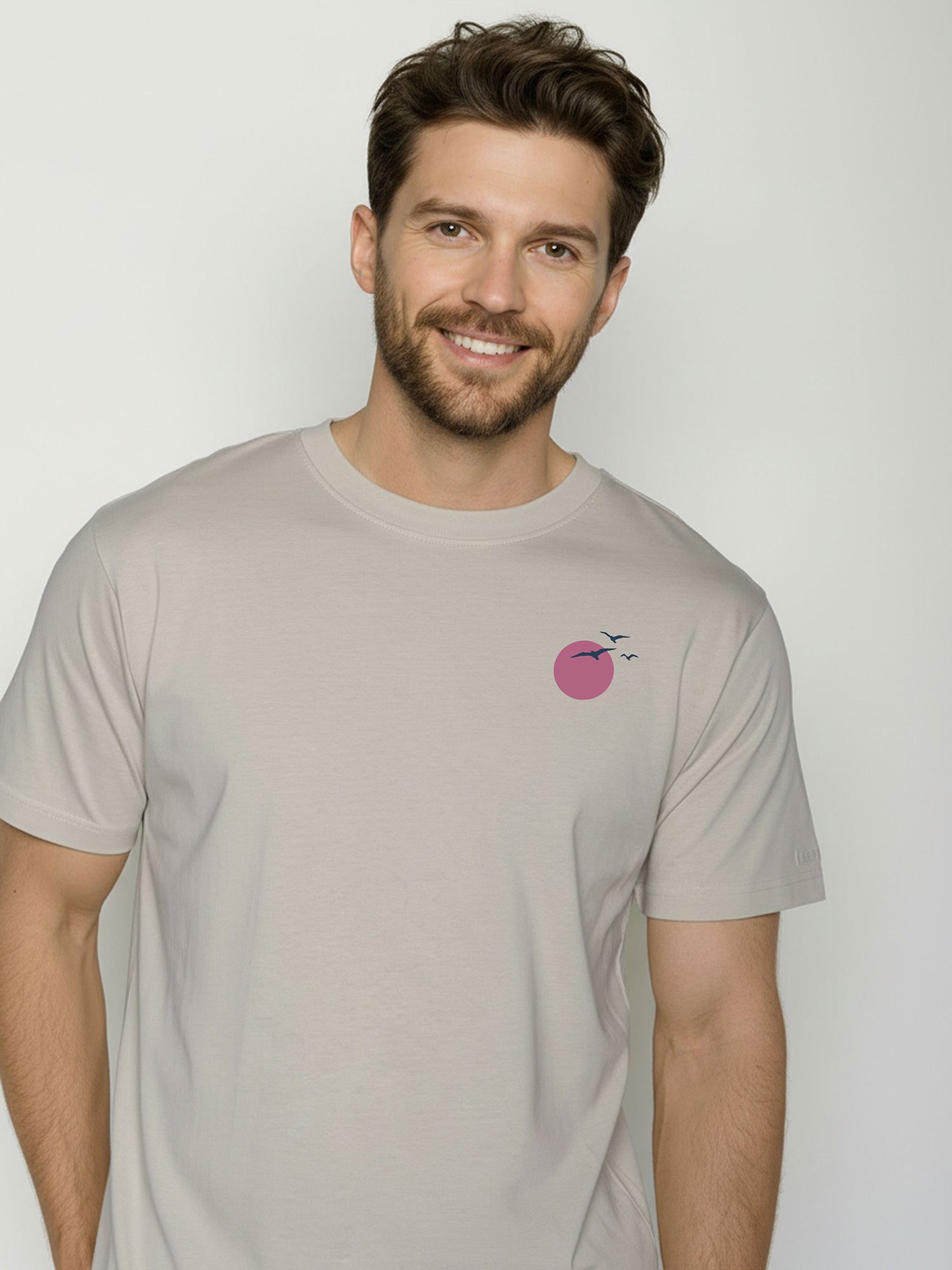 Sandstone: Lässiges Oversize-T-Shirt aus Bio-Baumwolle für Herren [26134]