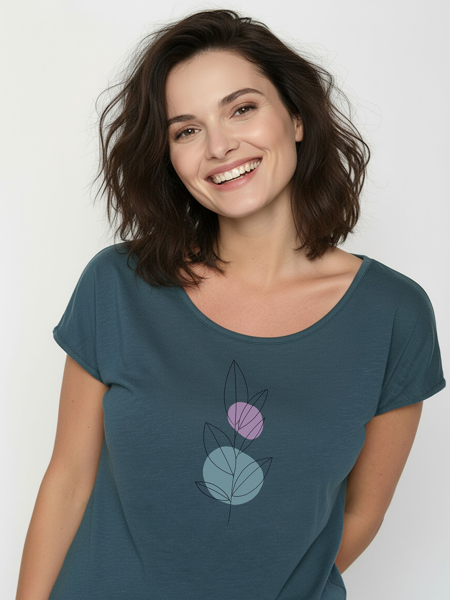 Ash Blue: Lässiges T-Shirt aus Bio-Baumwolle für Damen [26365]