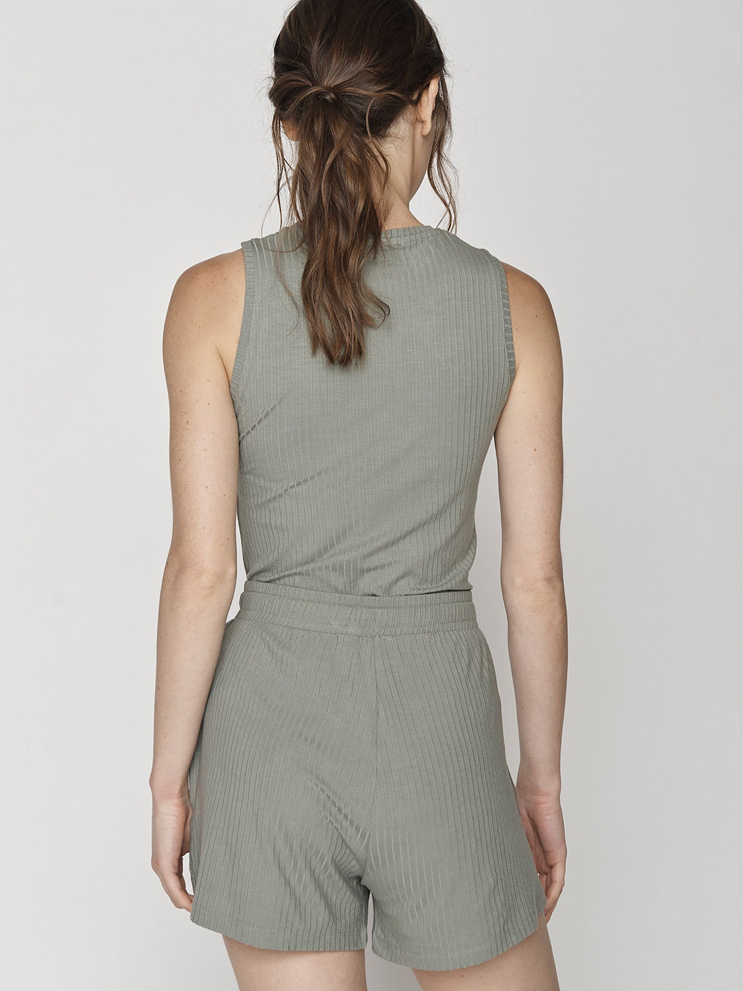 Light Olive: Sportliches Top aus LENZING™ TENCEL™ Mix für Damen [27586]