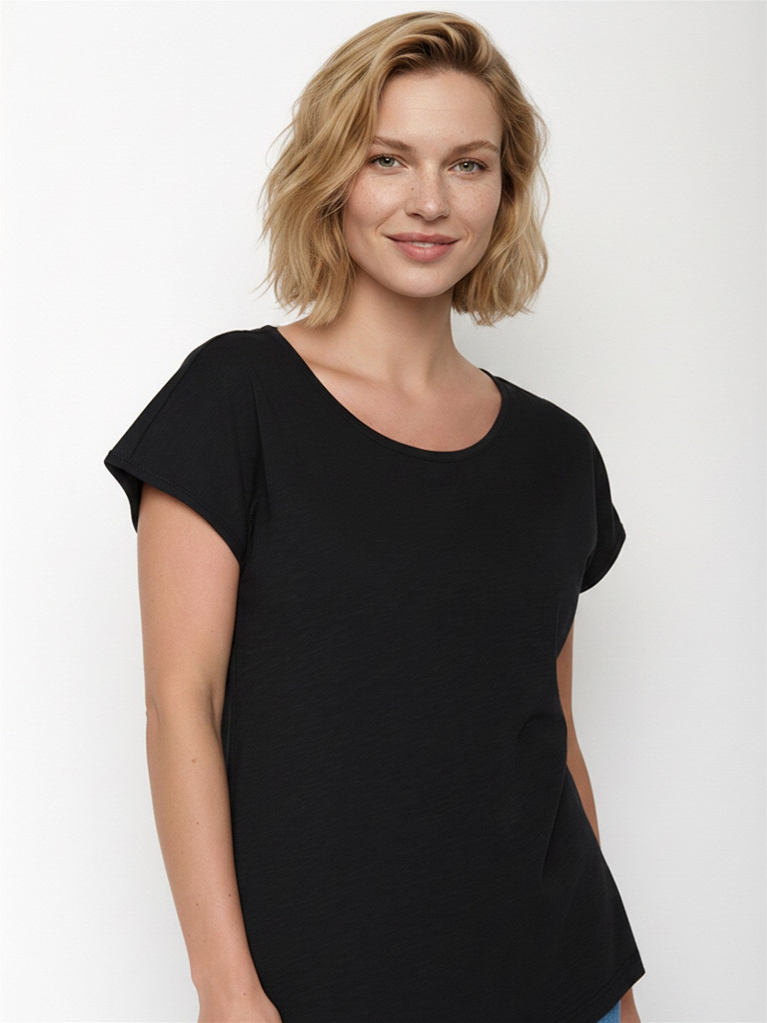 Black: Lässiges T-Shirt aus Bio-Baumwolle für Damen [27691]