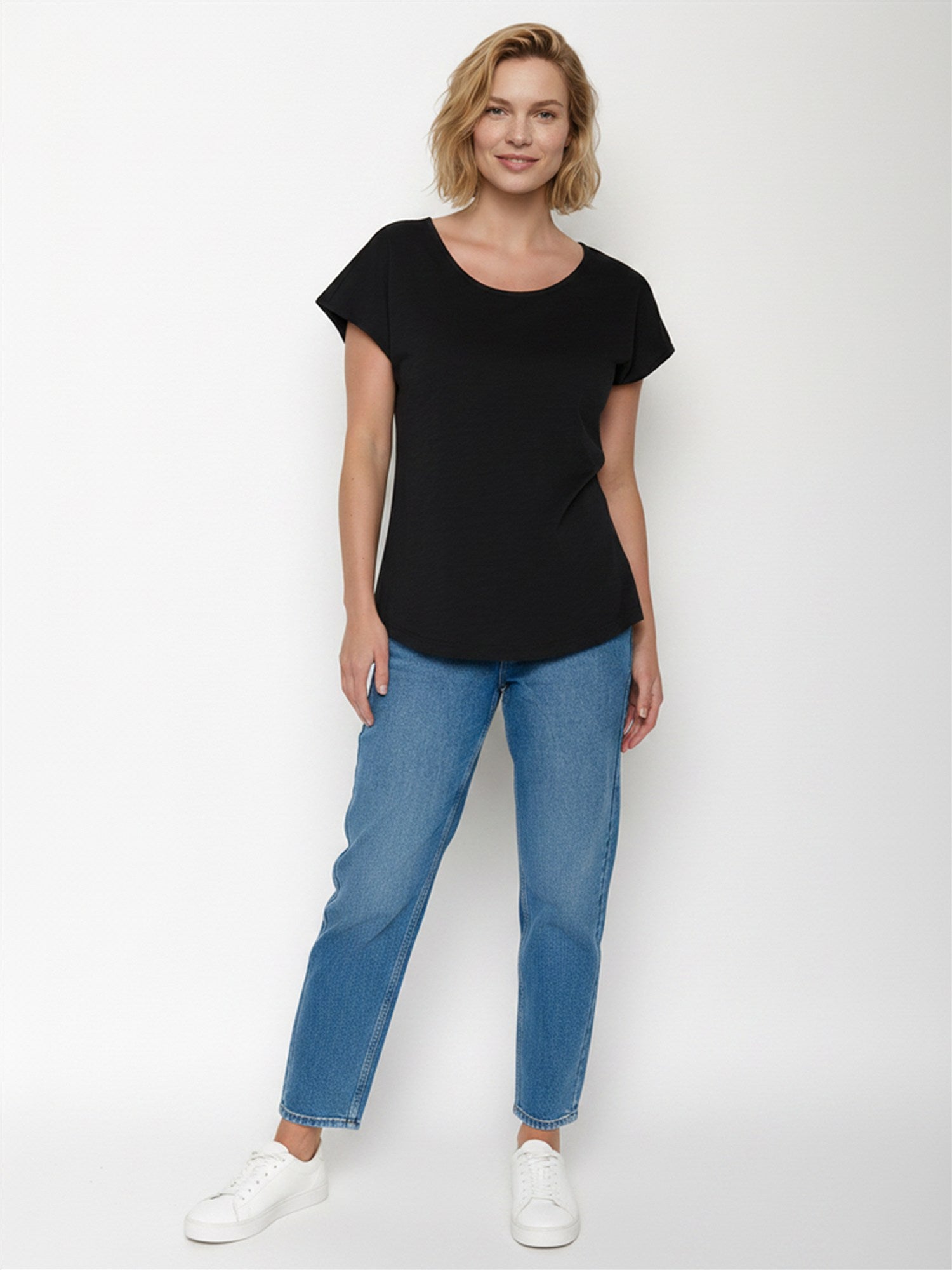 Black: Lässiges T-Shirt aus Bio-Baumwolle für Damen [27692]