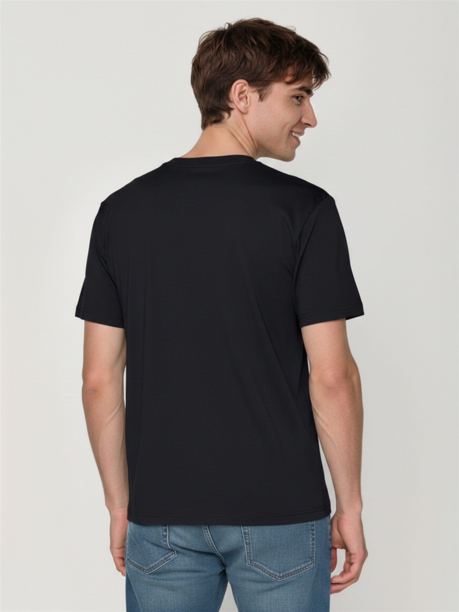 Black: Lässiges Oversize-T-Shirt aus Bio-Baumwolle für Herren [27740]