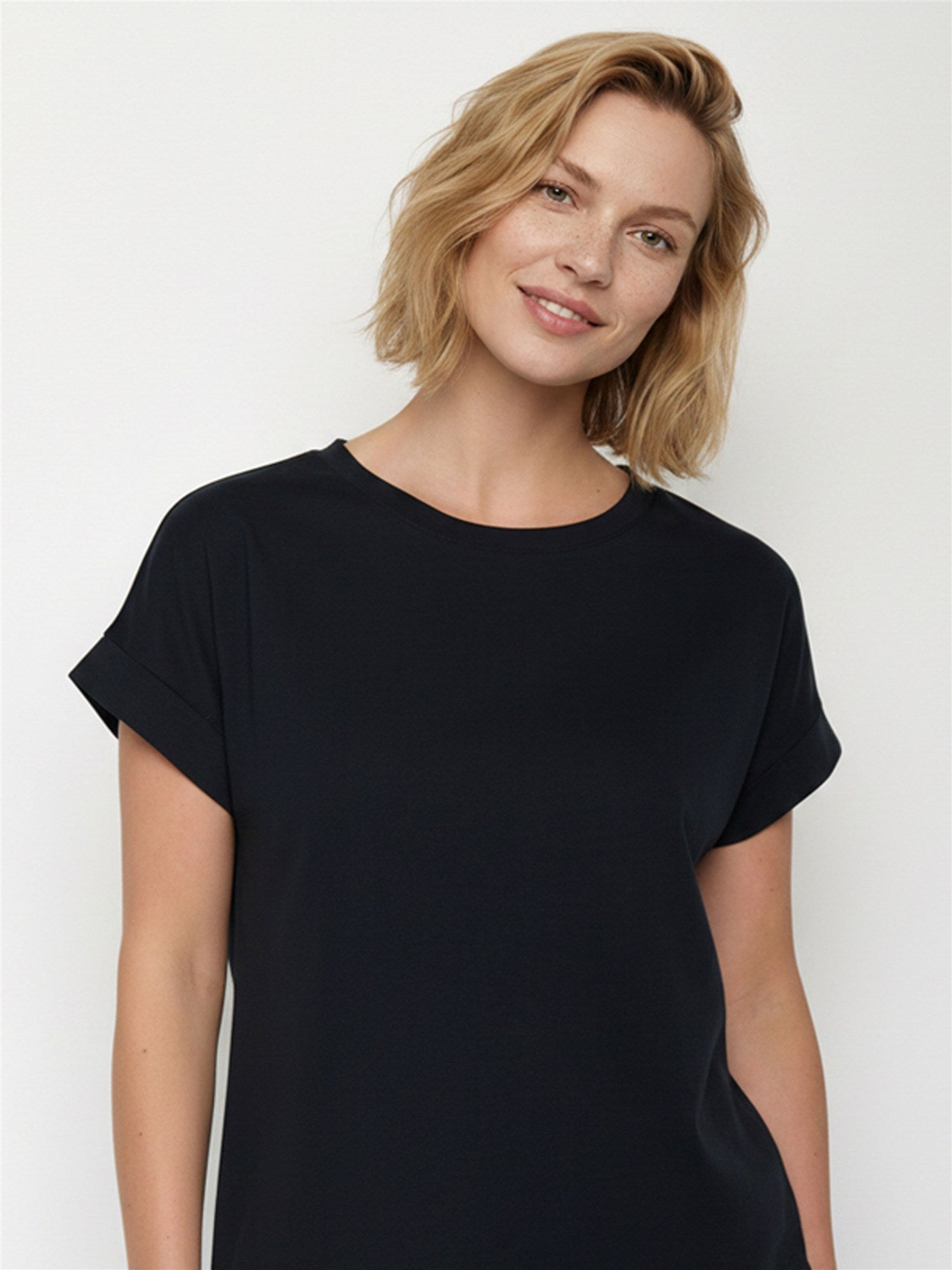 Black: Sportliches T-Shirt aus Bio-Baumwolle mit Rollup Sleeve für Damen [27791]