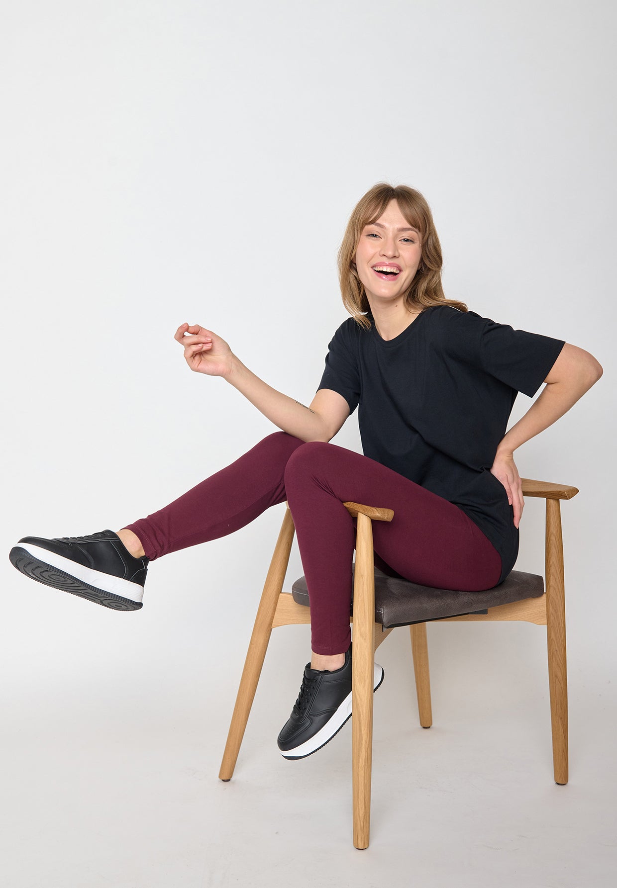 Black: Lässiges T-Shirt aus Bio-Baumwoll-Mix für Damen [3018]