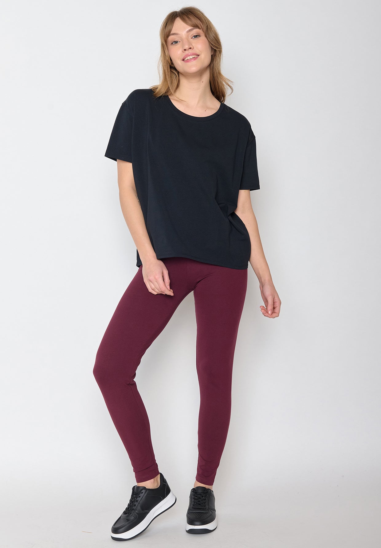 Black: Lässiges T-Shirt aus Bio-Baumwoll-Mix für Damen [3019]