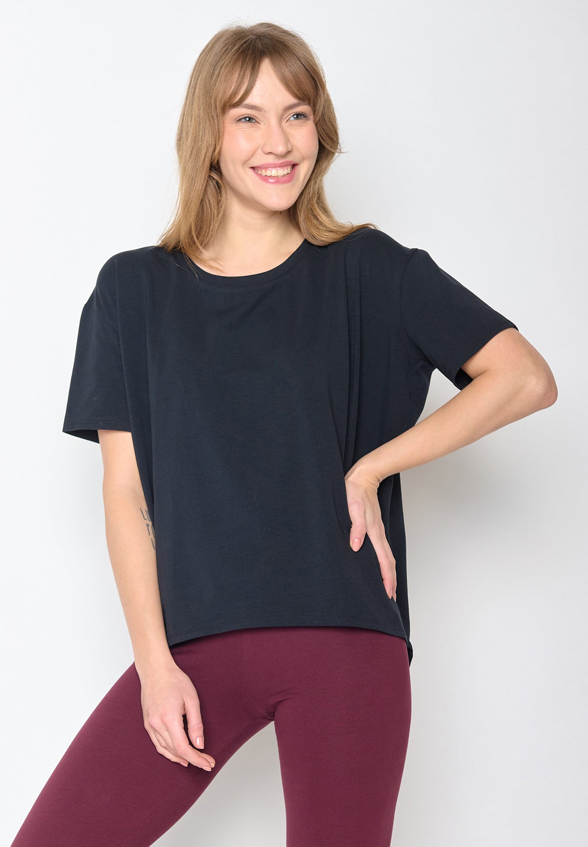 Black: Lässiges T-Shirt aus Bio-Baumwoll-Mix für Damen [3021]