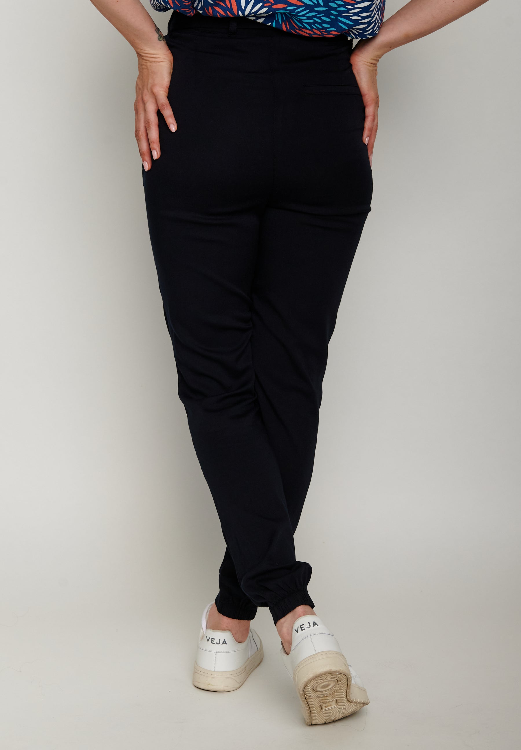 Black: Elegante Hose aus LENZING™ ECOVERO™ Mix für Damen [3239]