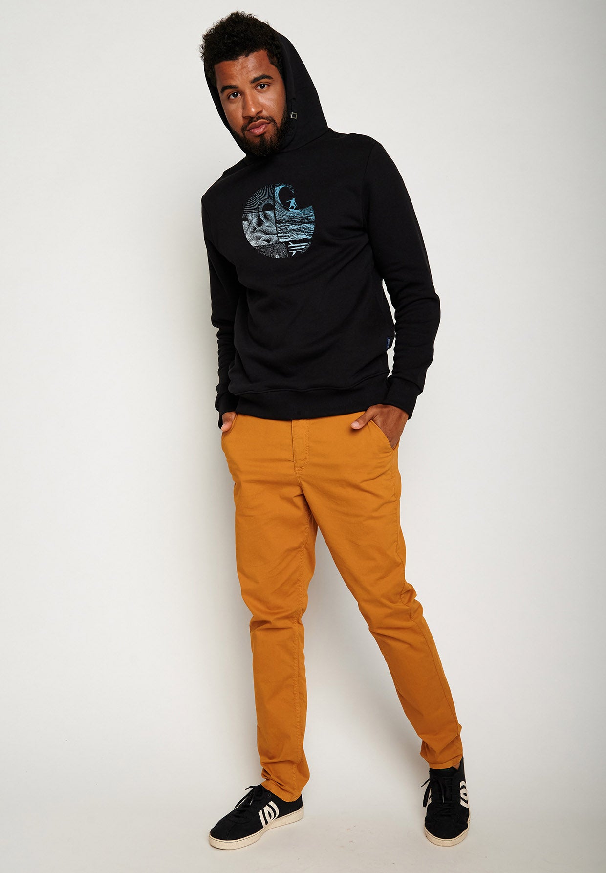 Black: Kuschliger Hoodie aus Bio-Baumwolle für Herren [4700]