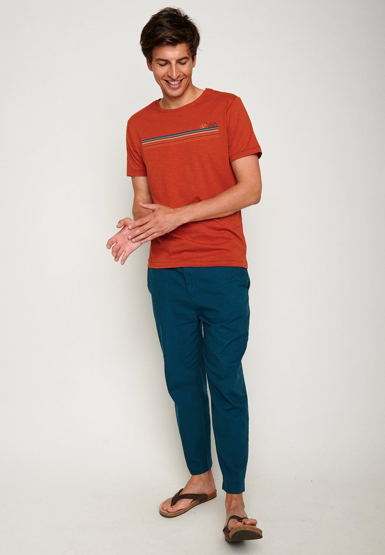 Clay Red: Lässiges T-Shirt aus Bio-Baumwolle für Herren [4897]