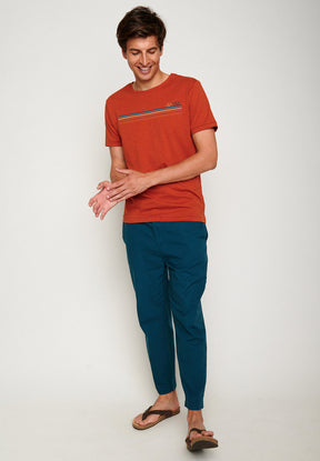 Clay Red: Lässiges T-Shirt aus Bio-Baumwolle für Herren [4897]