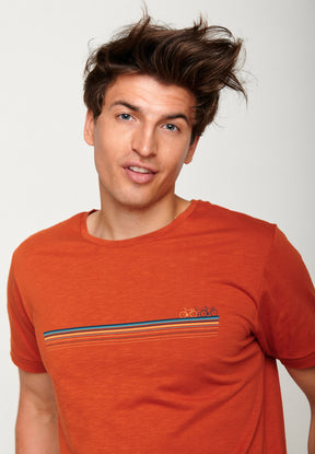 Clay Red: Lässiges T-Shirt aus Bio-Baumwolle für Herren [4899]