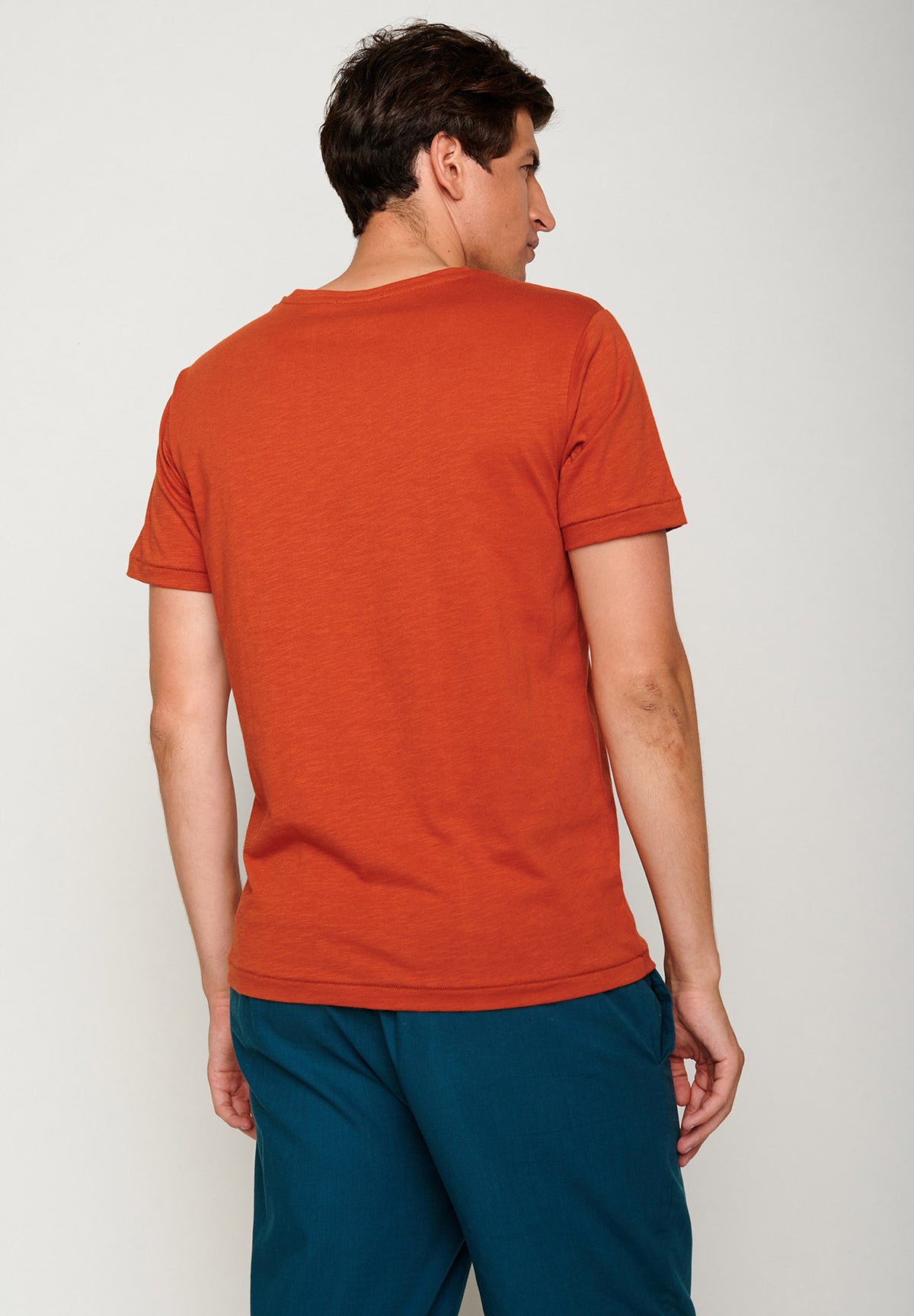 Clay Red: Lässiges T-Shirt aus Bio-Baumwolle für Herren [4900]
