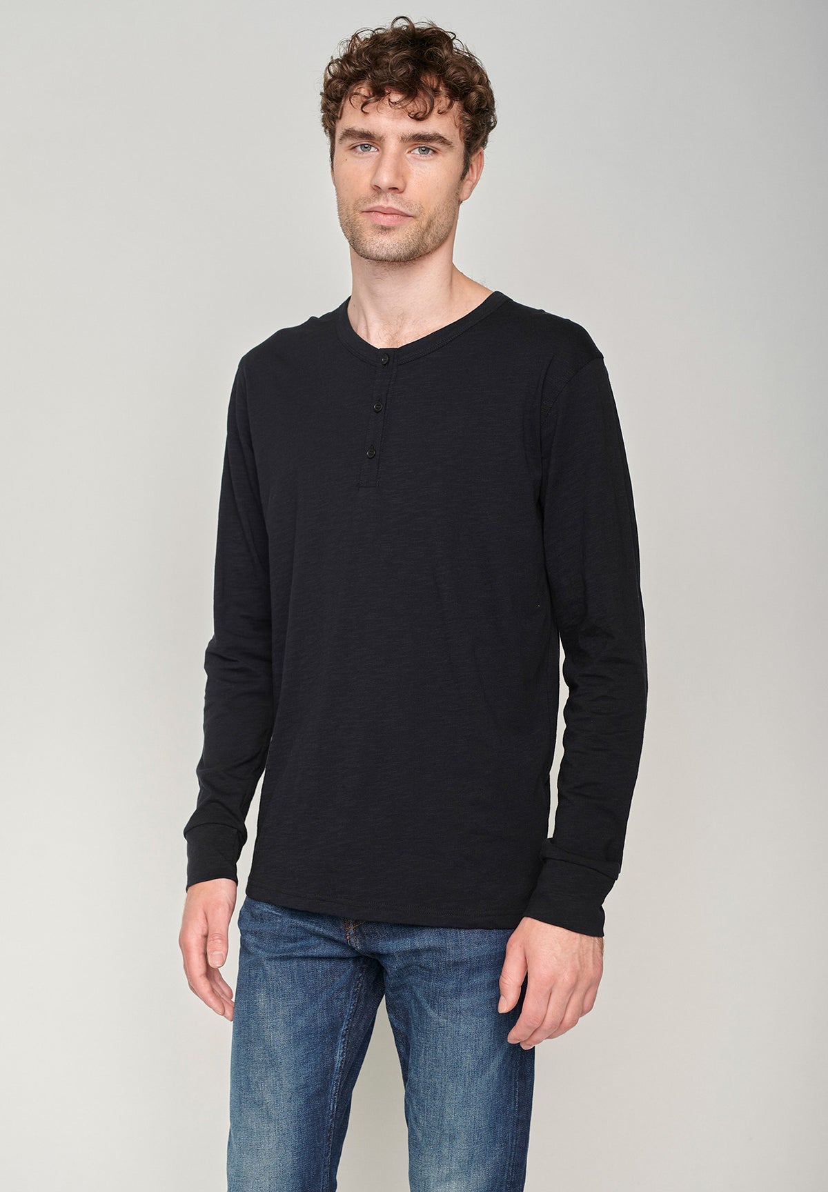 Black: Elegantes Longsleeve aus Bio-Baumwolle für Herren [575]
