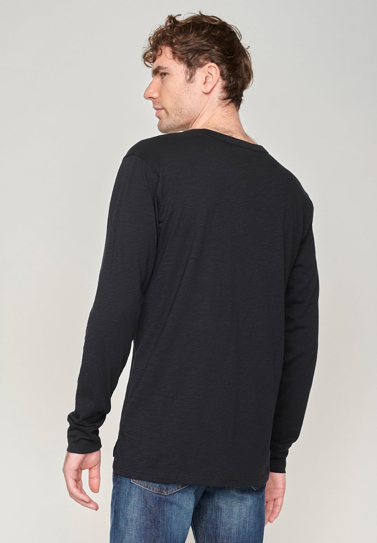 Black: Elegantes Longsleeve aus Bio-Baumwolle für Herren [579]