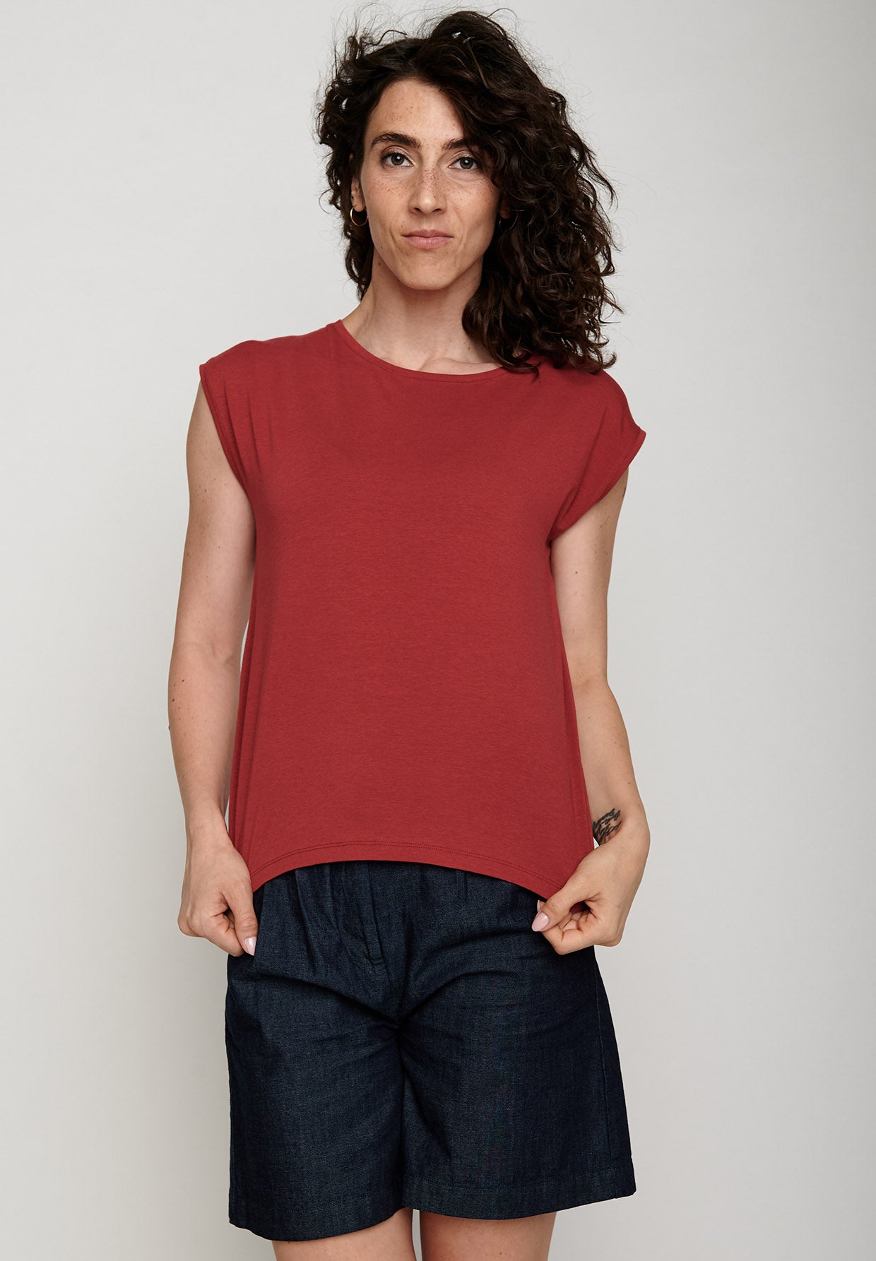 Scarlet Red: Lässiges T-Shirt aus Bio-Baumwoll Mix für Damen [6055]