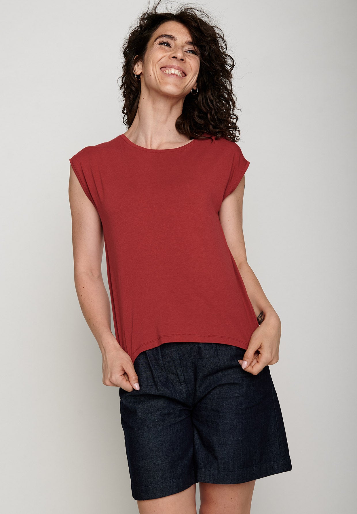 Scarlet Red: Lässiges T-Shirt aus Bio-Baumwoll Mix für Damen [6056]