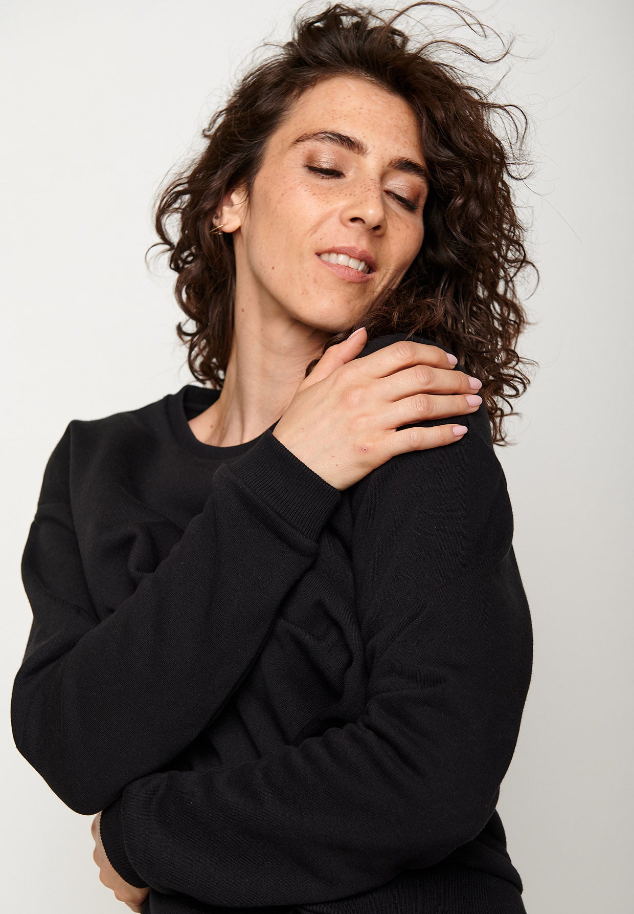 Black: Gemütliches Sweatshirt aus Bio-Baumwolle für Damen [6070]