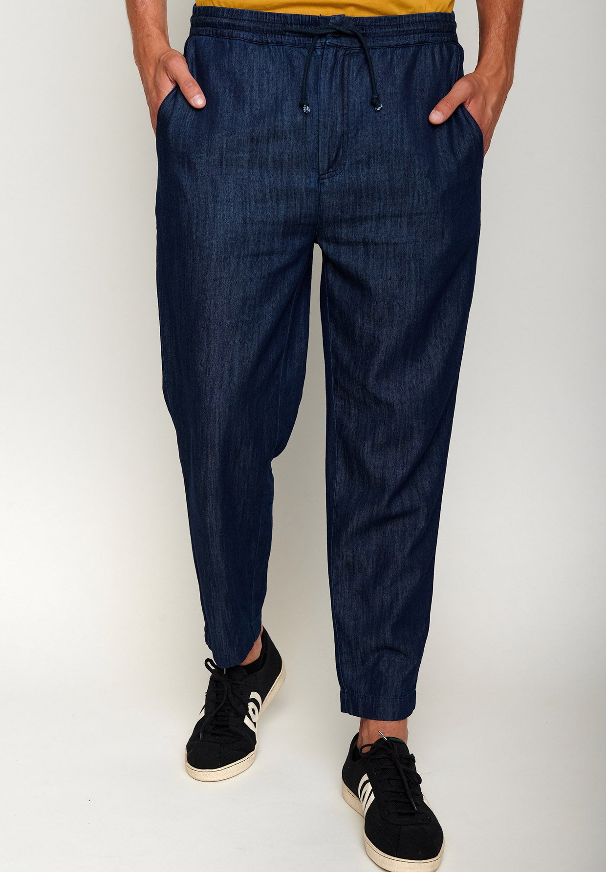 Blue Denim: Lässige Hose aus Bio-Baumwoll Mix für Herren [6210]