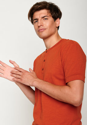 Clay Red: Elegantes T-Shirt aus Bio-Baumwolle für Herren [6345]