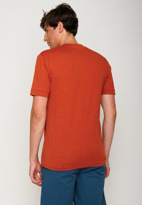 Clay Red: Elegantes T-Shirt aus Bio-Baumwolle für Herren [6346]