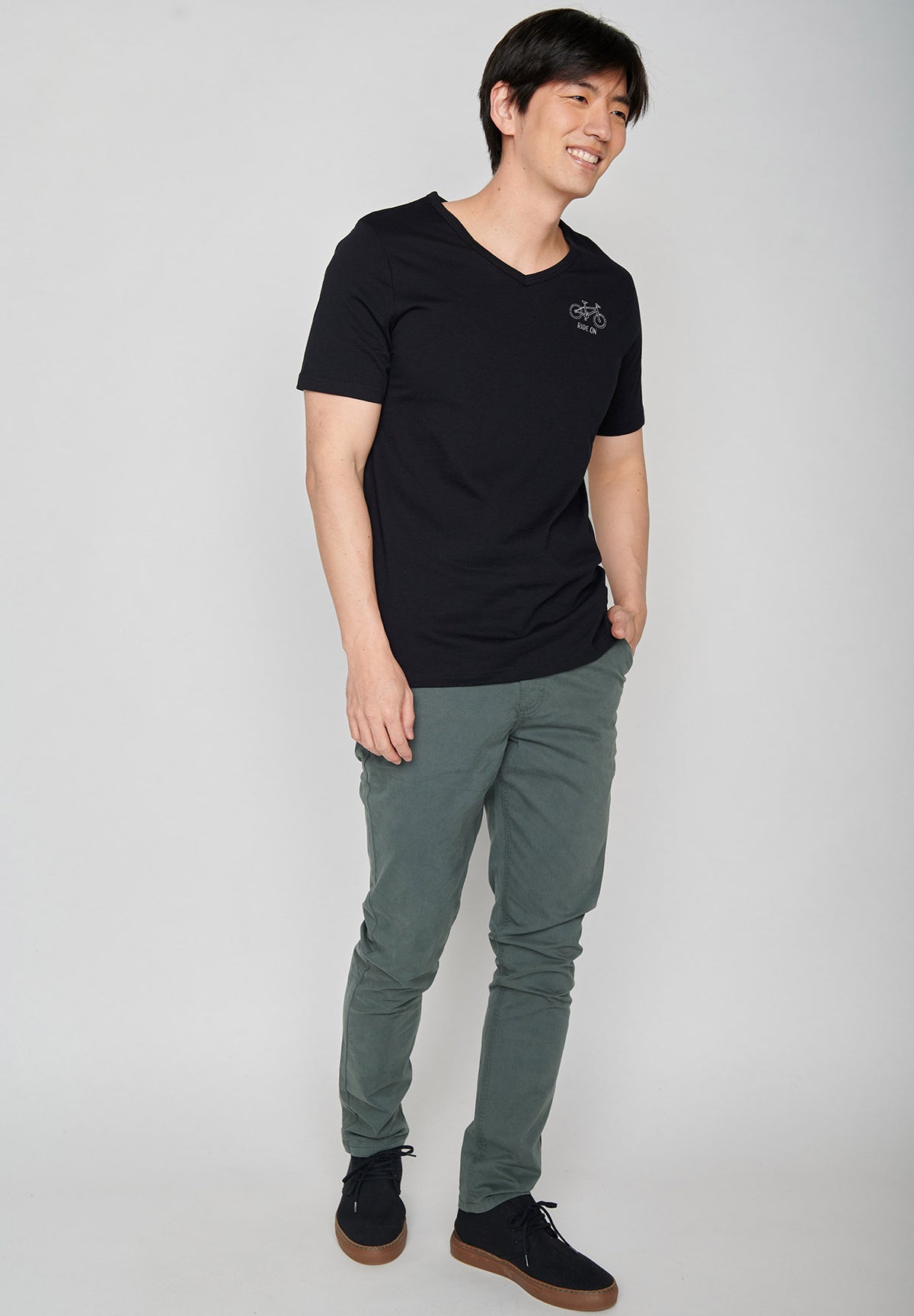 Black: Lässiges T-Shirt aus Bio-Baumwolle für Herren [6759]