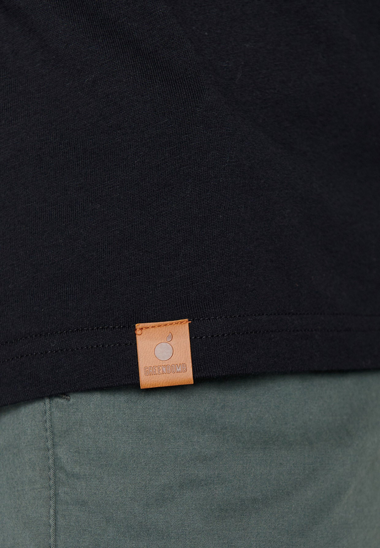 Black: Lässiges T-Shirt aus Bio-Baumwolle für Herren [6762]