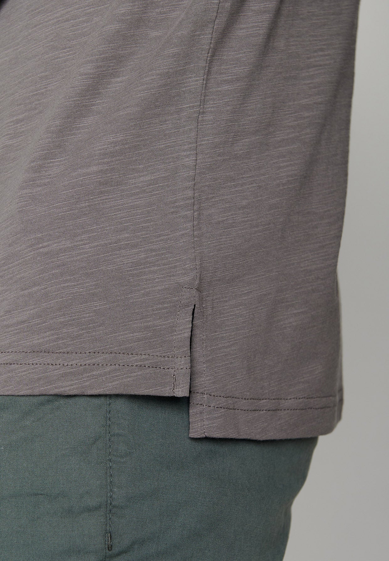 Shadow Grey: Elegantes Longsleeve aus Bio-Baumwolle für Herren [7883]