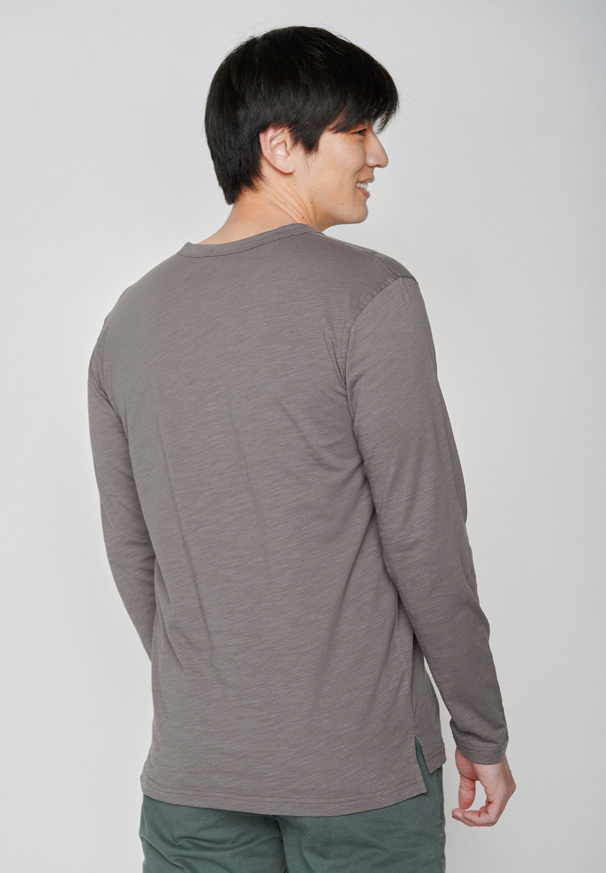 Shadow Grey: Elegantes Longsleeve aus Bio-Baumwolle für Herren [7885]