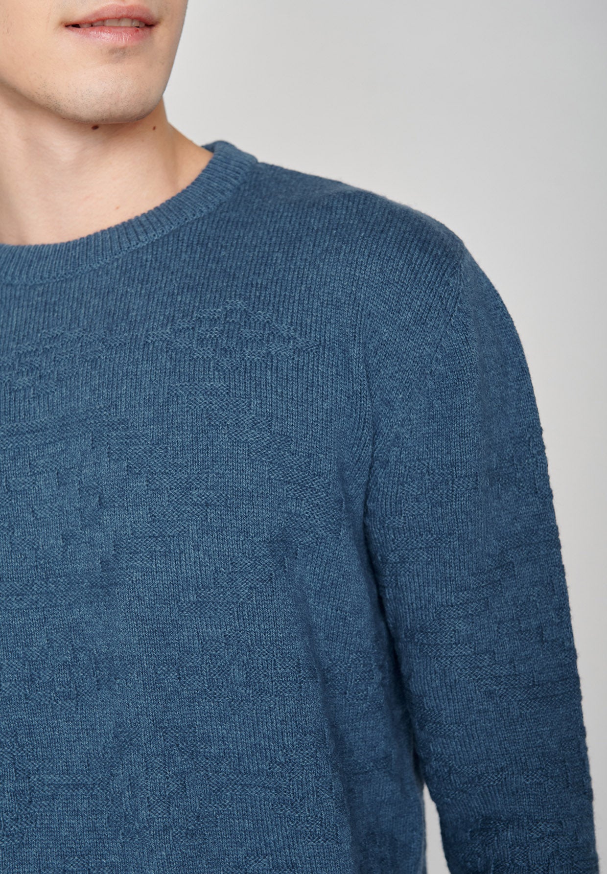 Frost Blue: Eleganter Strickpullover aus Wolle und Bio-Baumwole für Herren [7976]