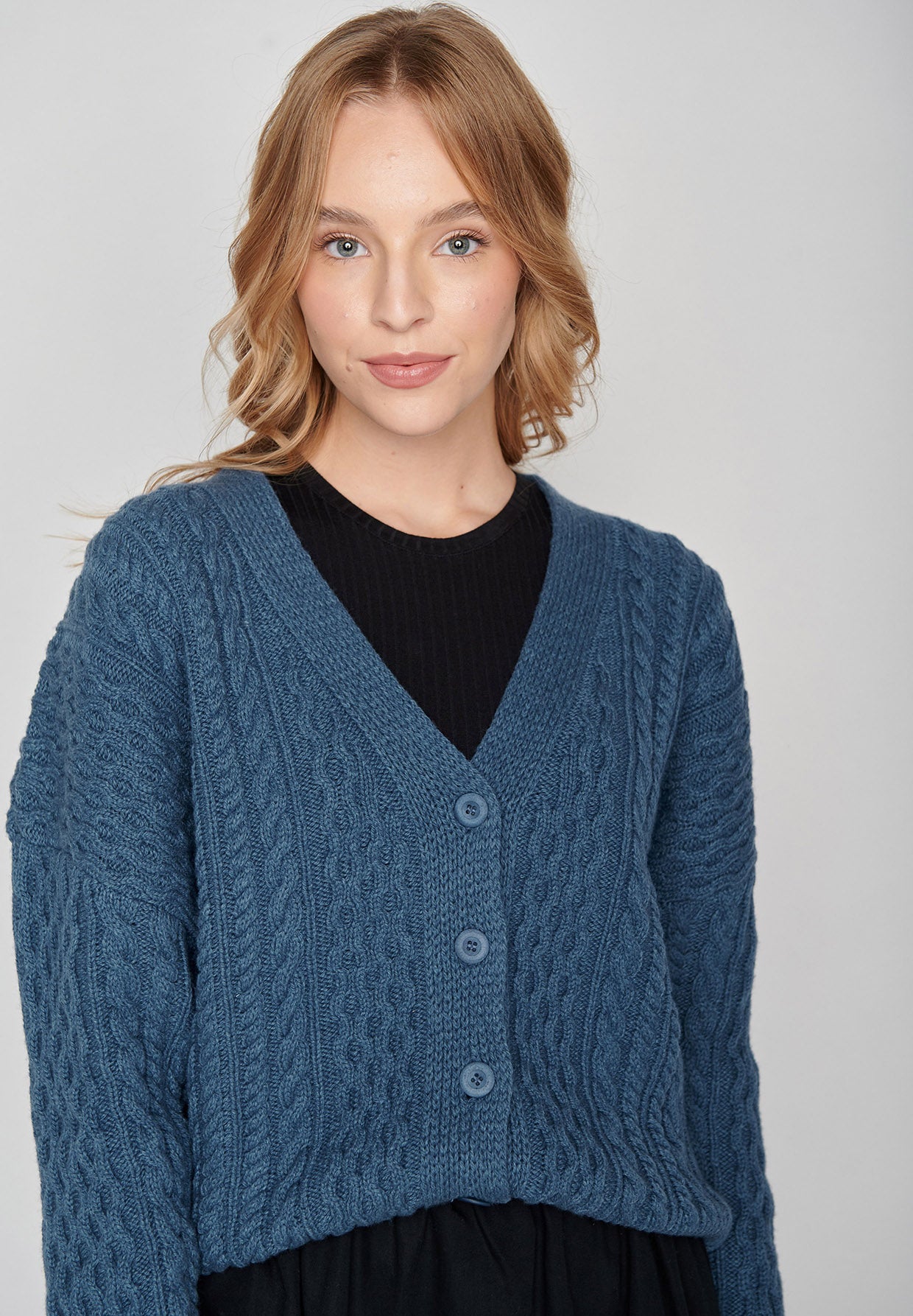 Frost Blue: Gemütliche Strickjacke aus Bio-Baumwolle für Damen [8123]